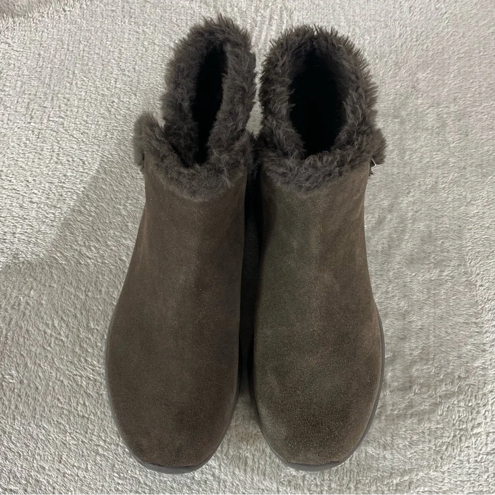 Skechers Cozy Boots Womens Size 7 Brown Suede‎ Quilt Ankle Fur Lined Mat Insole